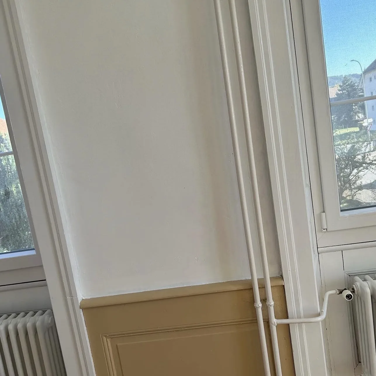 Tuyaux de chauffage et radiateur repeints en blanc, à Corcelles-près-Payerne