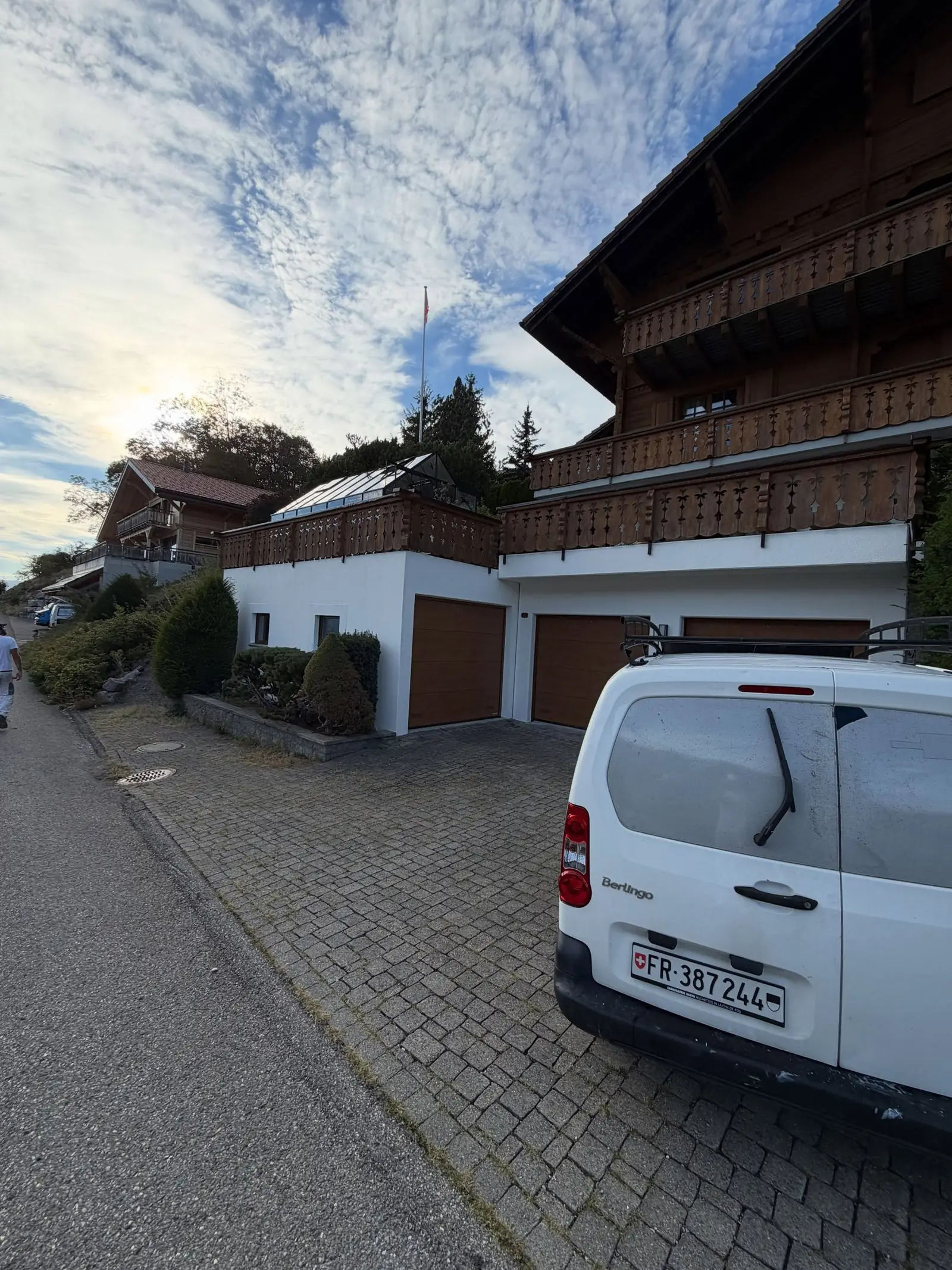 Boiseries des balcons et portes de garage du chalet, poncées puis lasurées en deux couches