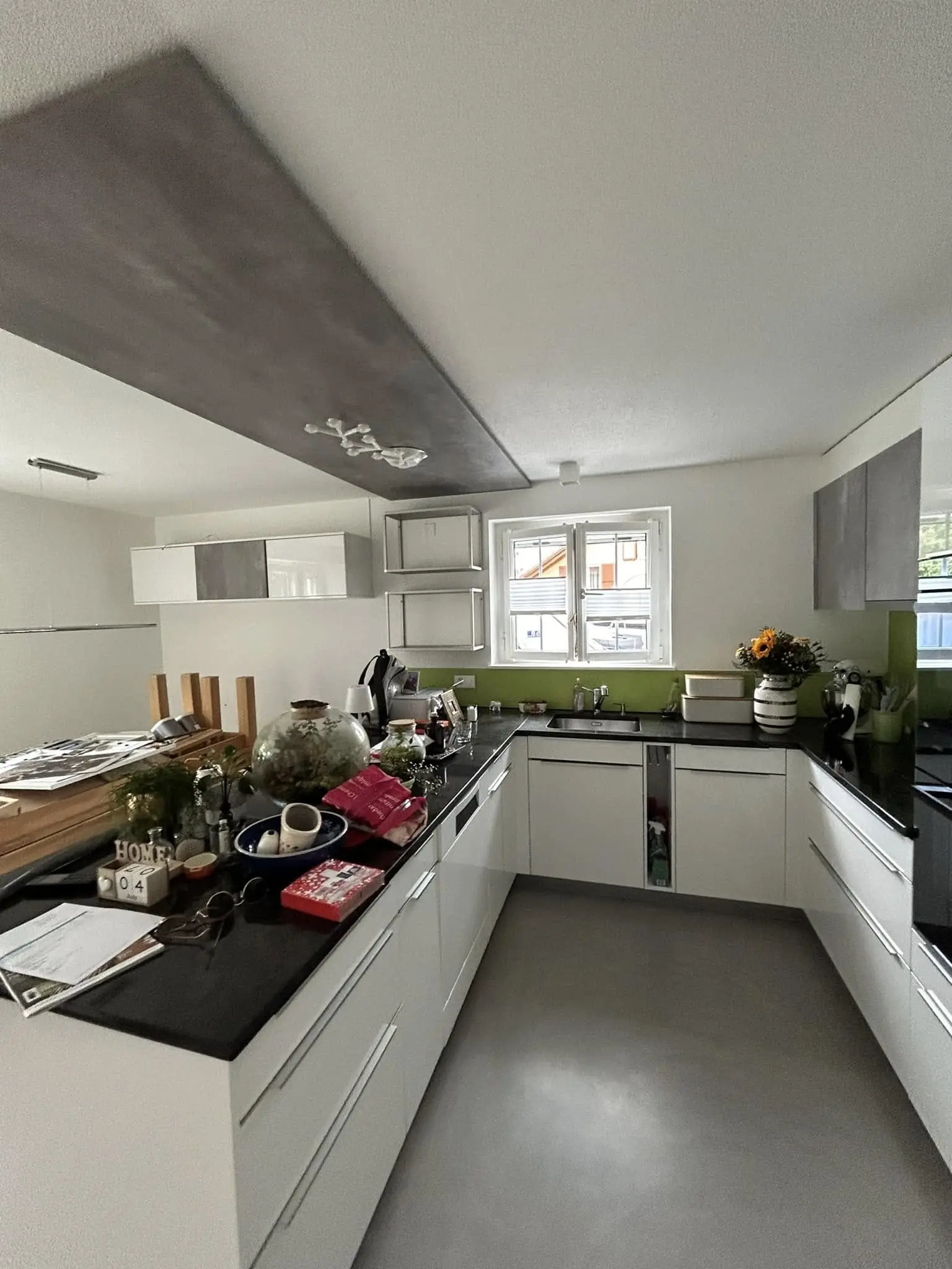 Plafond de la cuisine lissé à l'enduit et peint en blanc, bandeau gris au-dessus du plan de travail