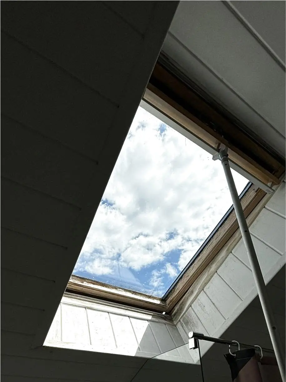 Avant : Le lambris et le pourtour du velux ont été poncés puis repeints en blanc.