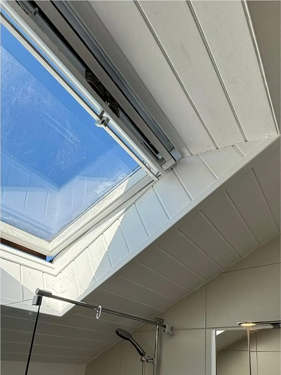 Après : Le lambris et le pourtour du velux ont été poncés puis repeints en blanc.