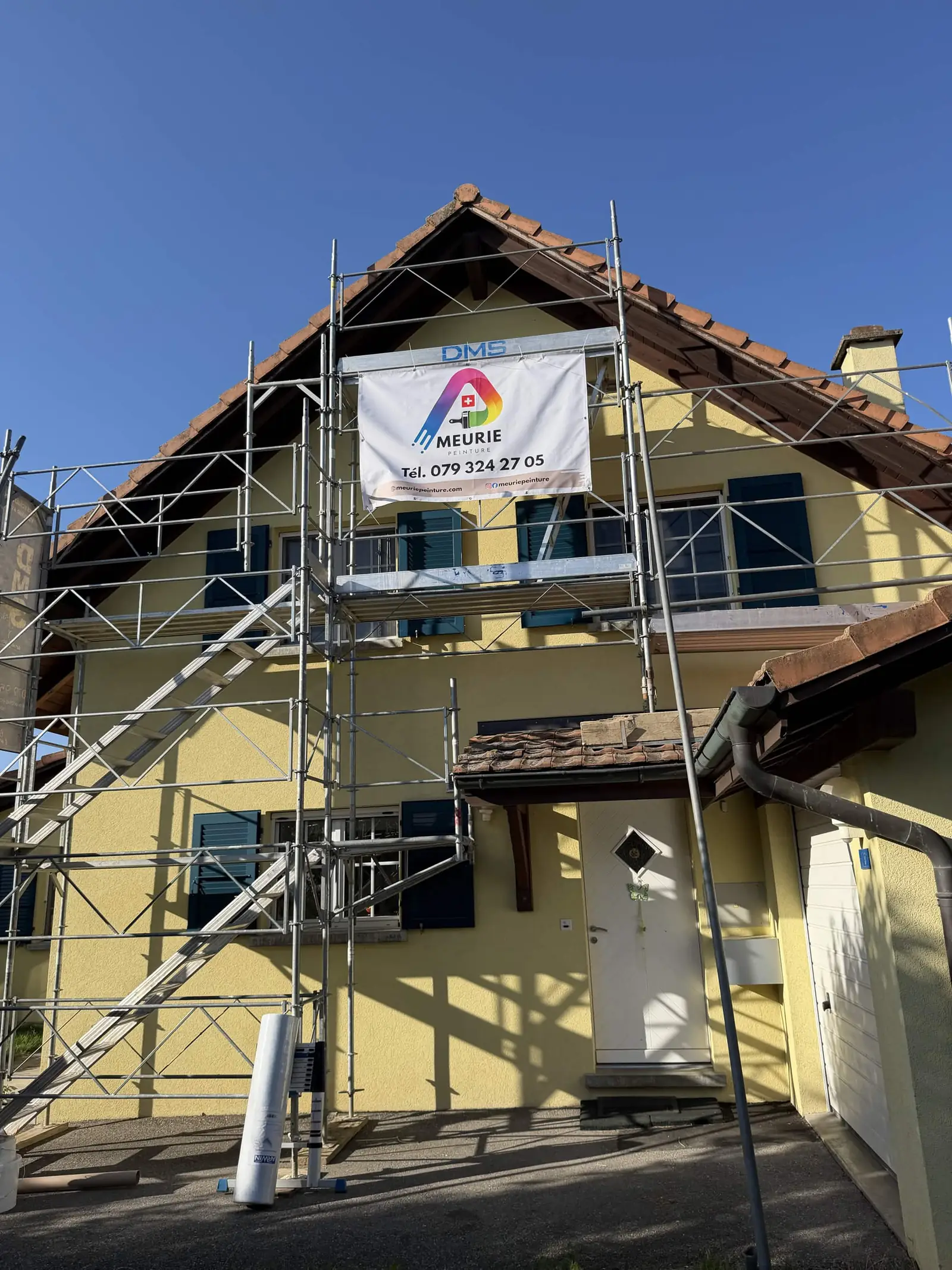 Pignon côté rue sous l'échafaudage, crépi lavé et repris avant les deux couches de peinture de façade