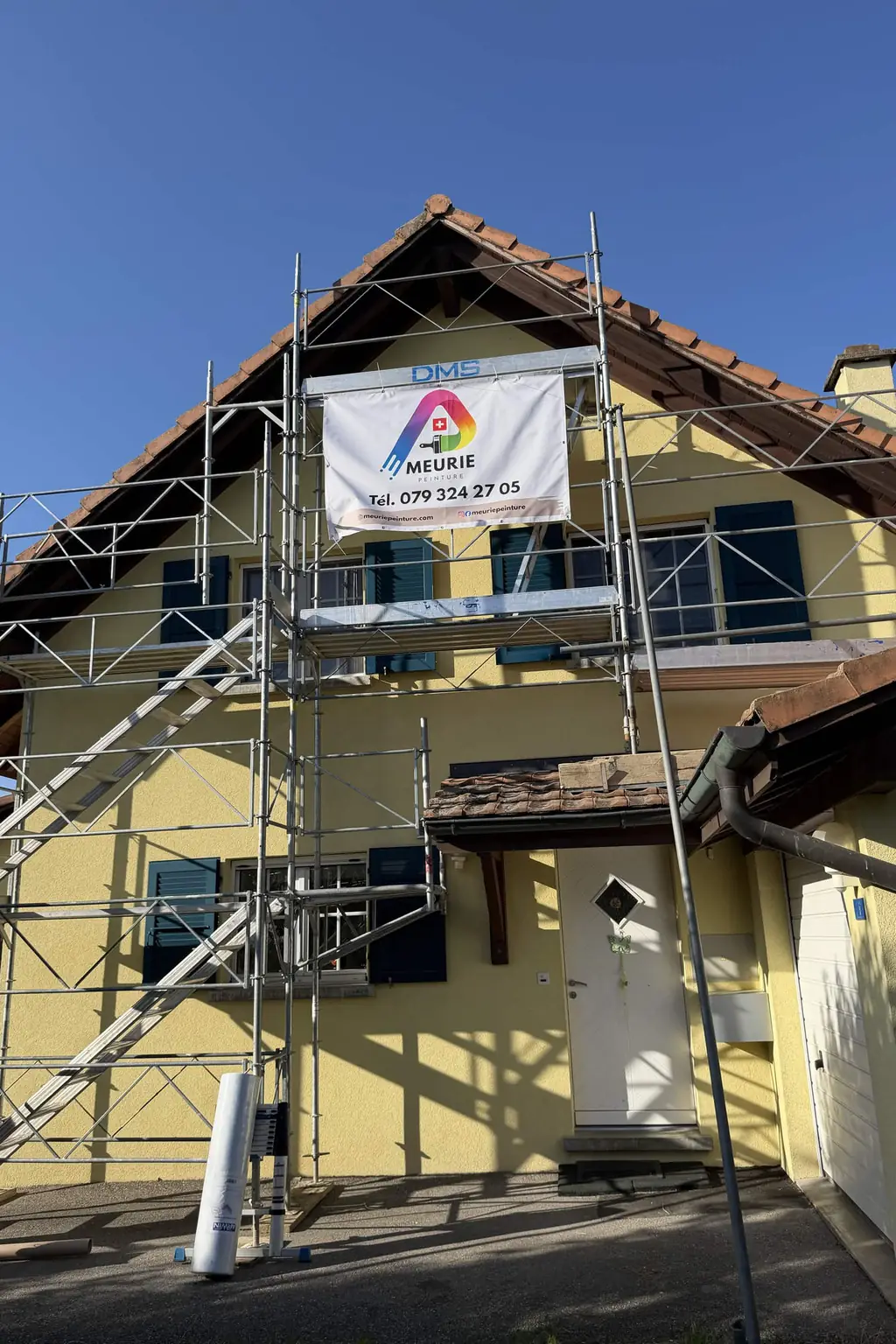 Avant : L'ancien crépi jaune pâle sous l'échafaudage, puis le pignon côté terrasse repeint en jaune citron KABE 301.