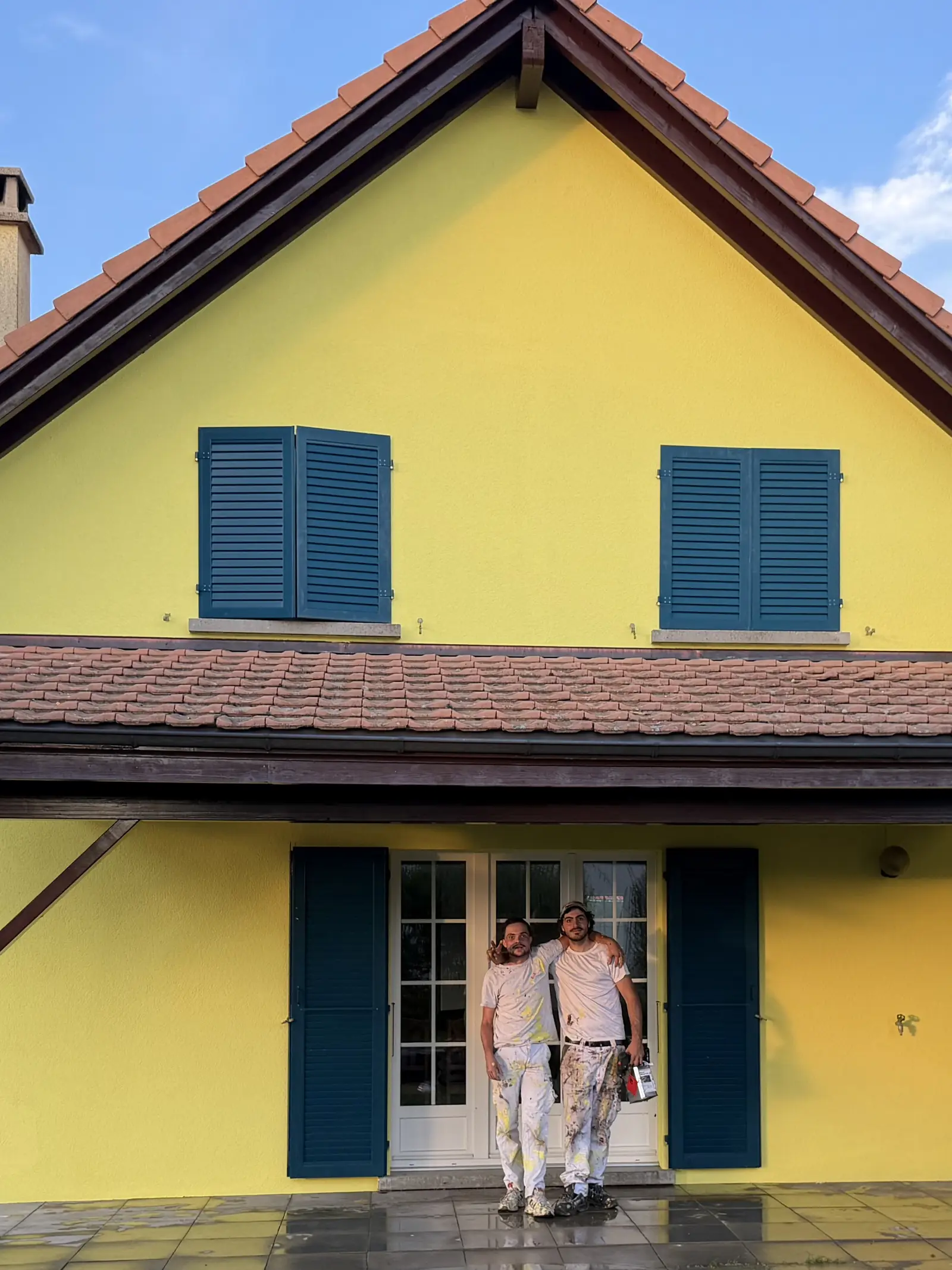 Après : L'ancien crépi jaune pâle sous l'échafaudage, puis le pignon côté terrasse repeint en jaune citron KABE 301.