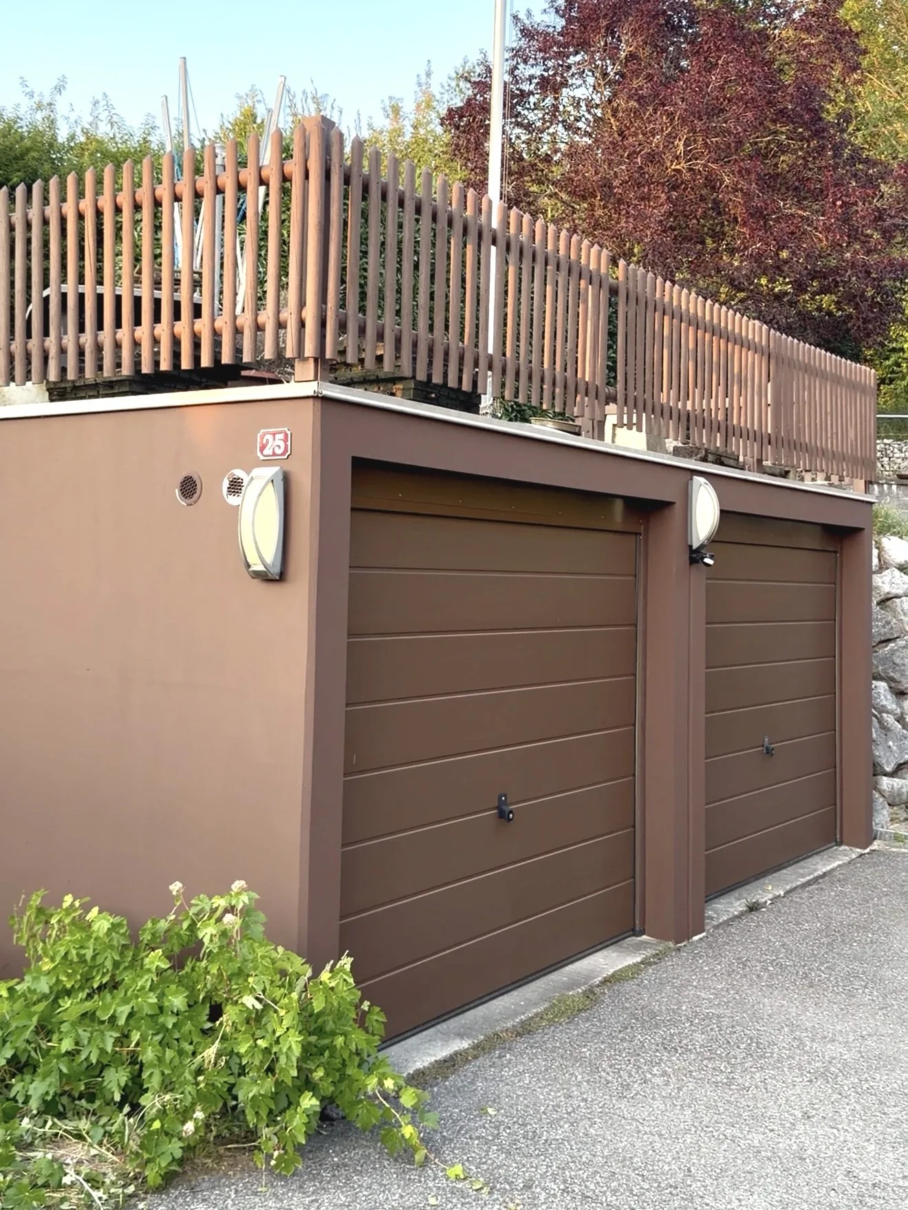Murs et portes de garage repeints en brun, à Oron-le-Châtel