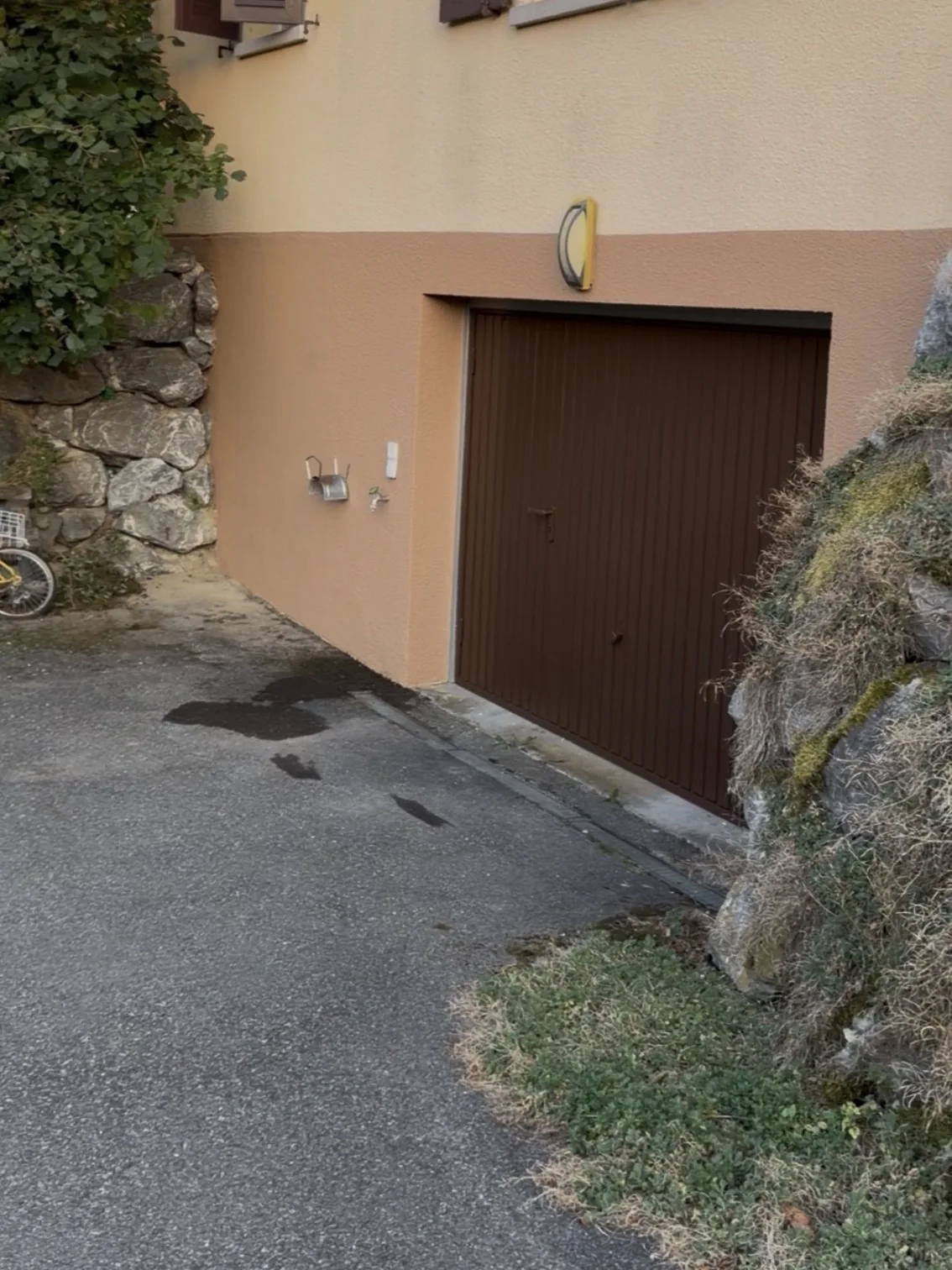 Façade repeinte en deux couleurs et porte de garage remise à neuf, à Oron-le-Châtel