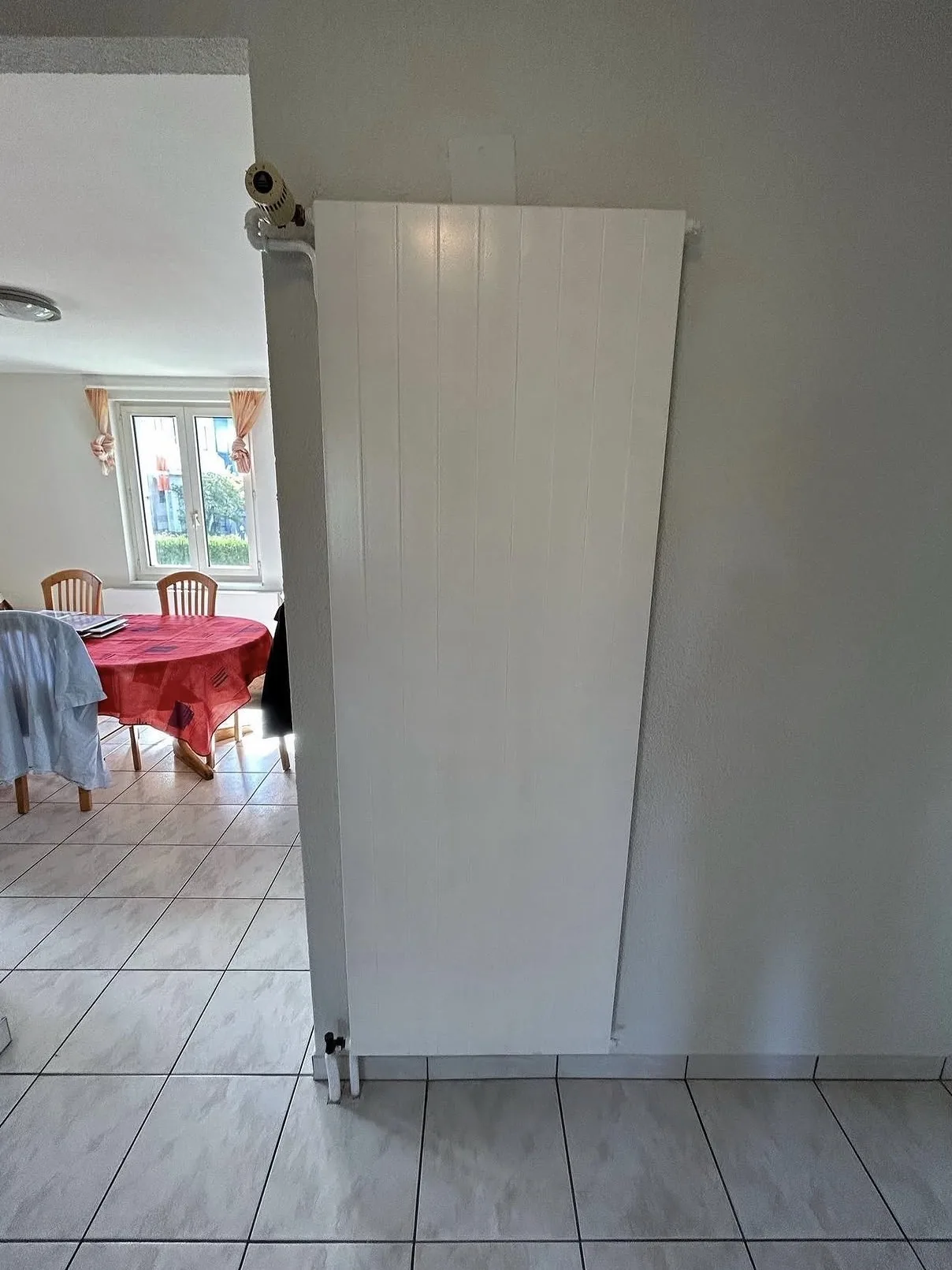 Radiateur repeint en blanc, à Estavayer-le-Lac