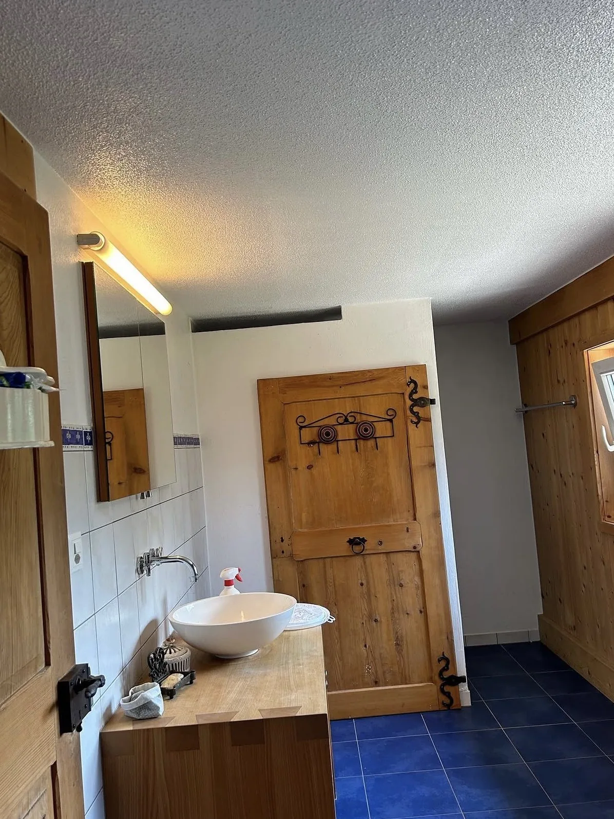 Plafond de salle de bain traité contre les moisissures et repeint en blanc, à Bulle