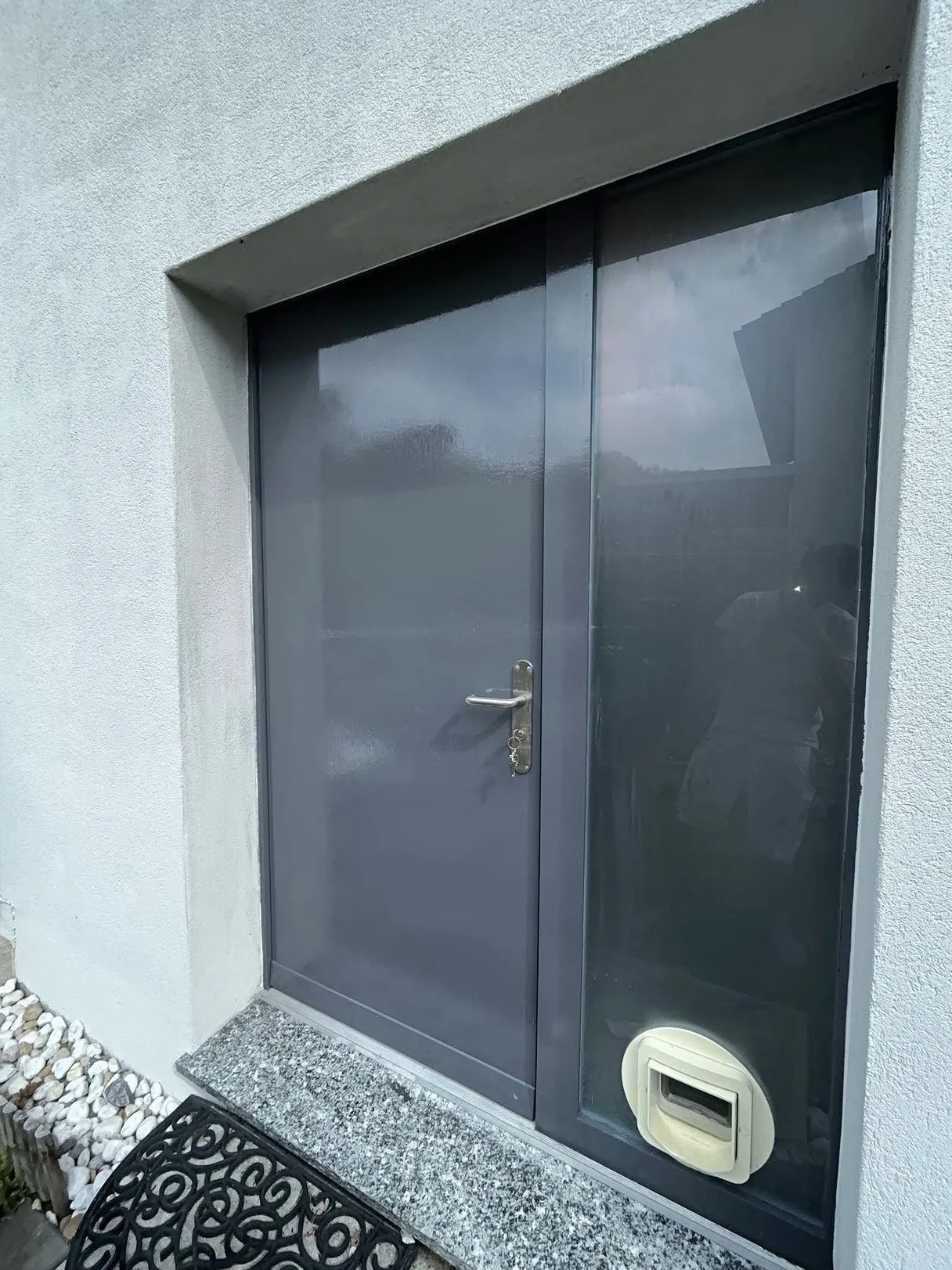 Porte d'entrée à deux vantaux peinte en gris anthracite, à Châbles