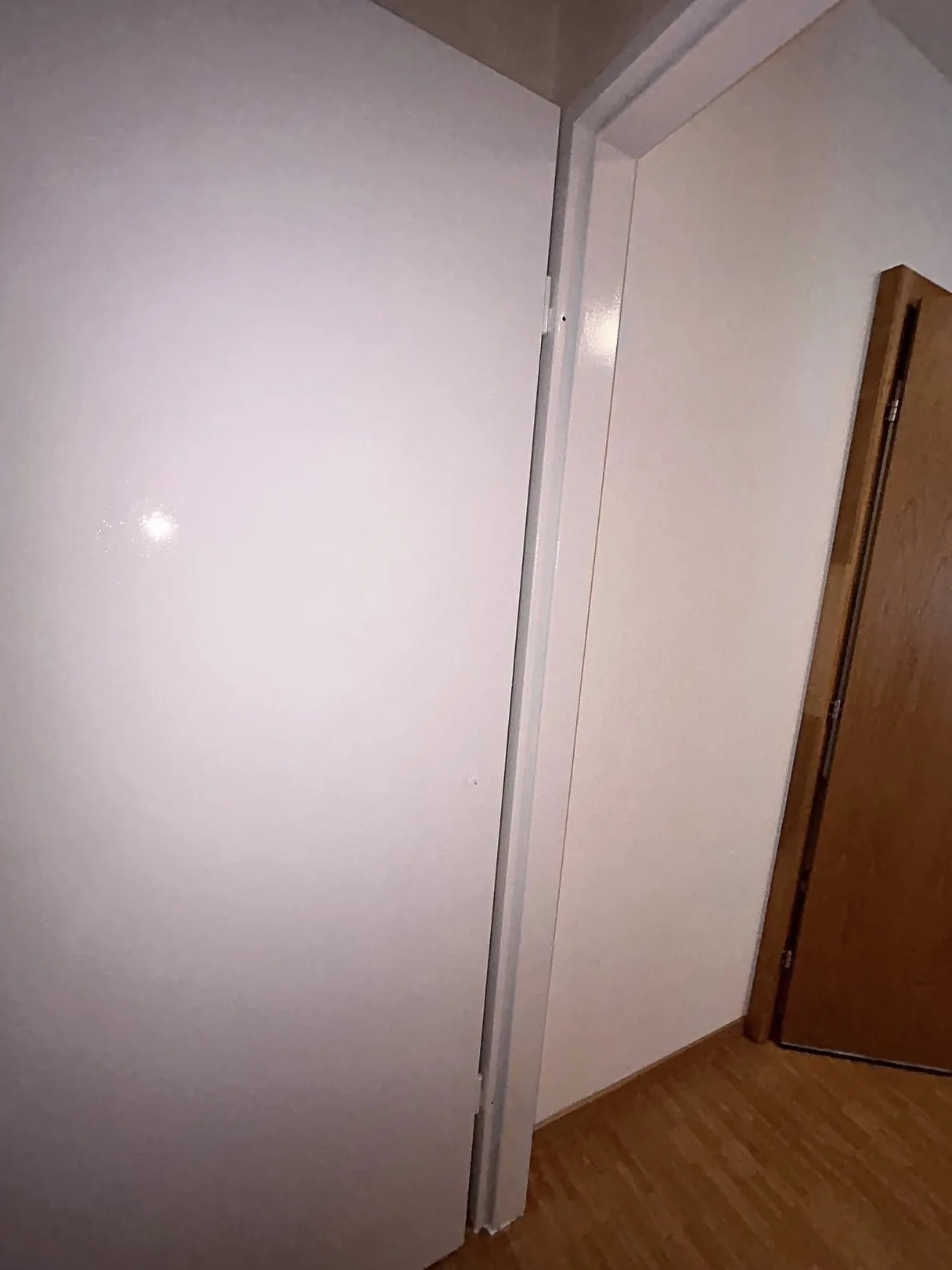 Porte et cadre peints en émail satiné blanc, à Bulle