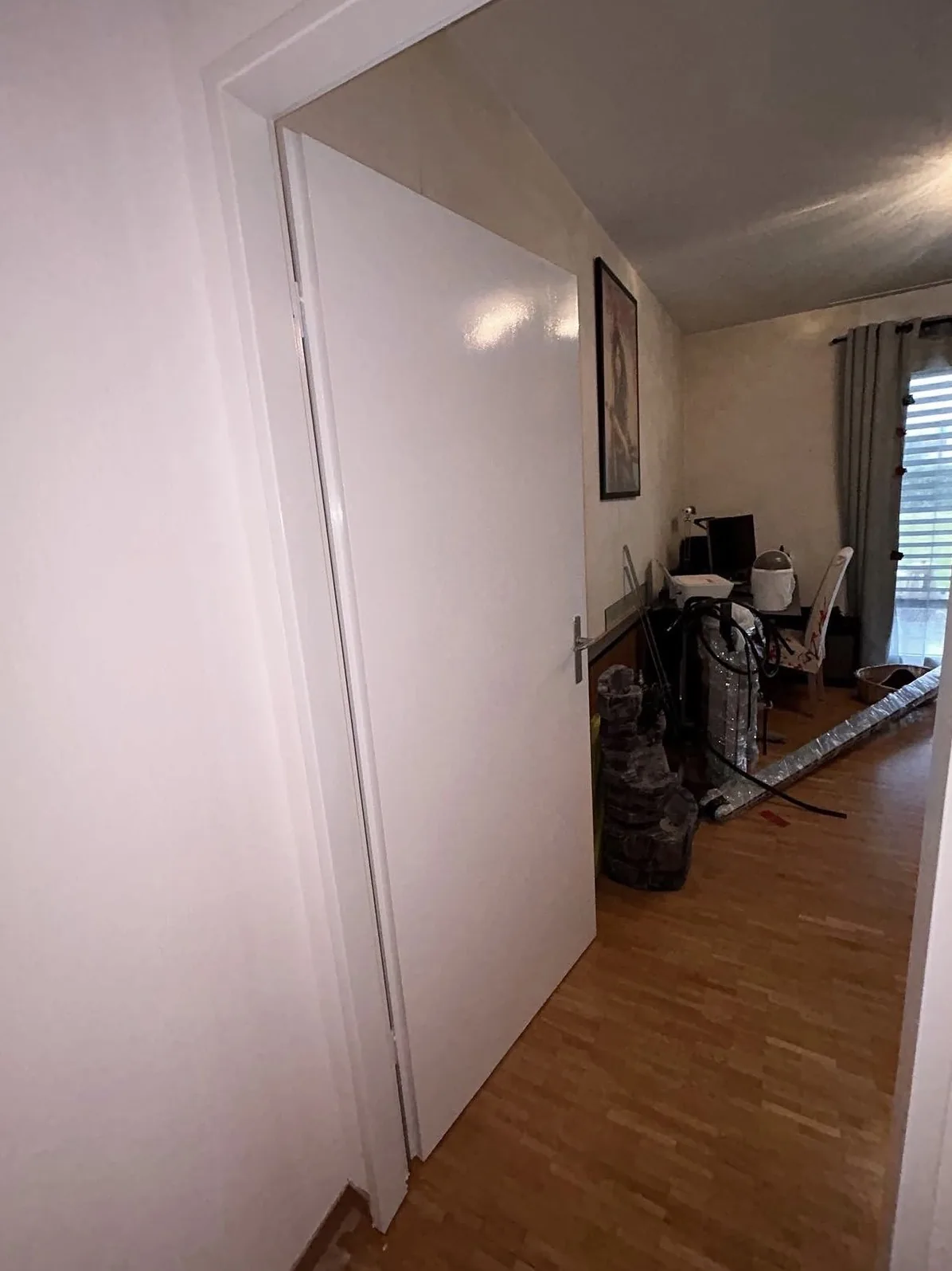 Porte de séjour peinte en émail satiné blanc, cadre compris, à Bulle