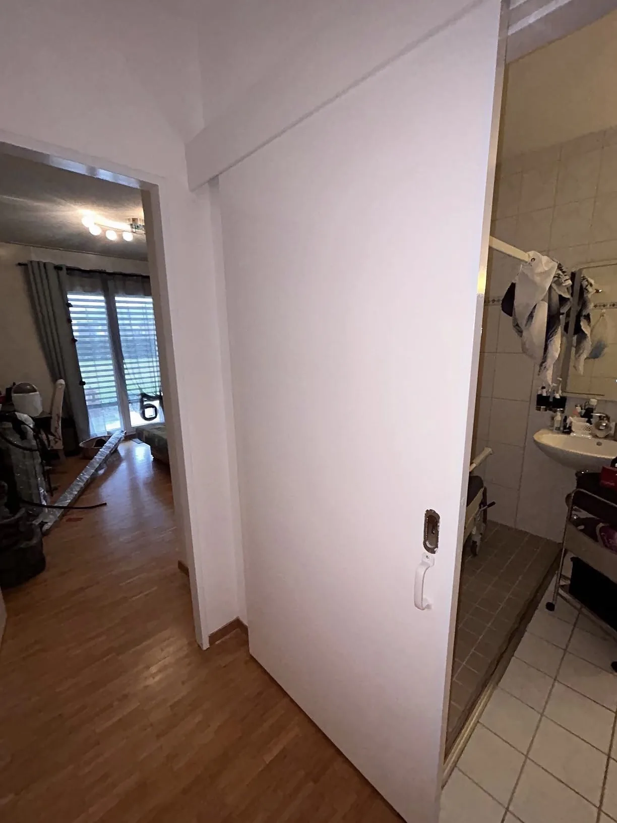 Porte de salle de bain peinte en émail satiné blanc, à Bulle