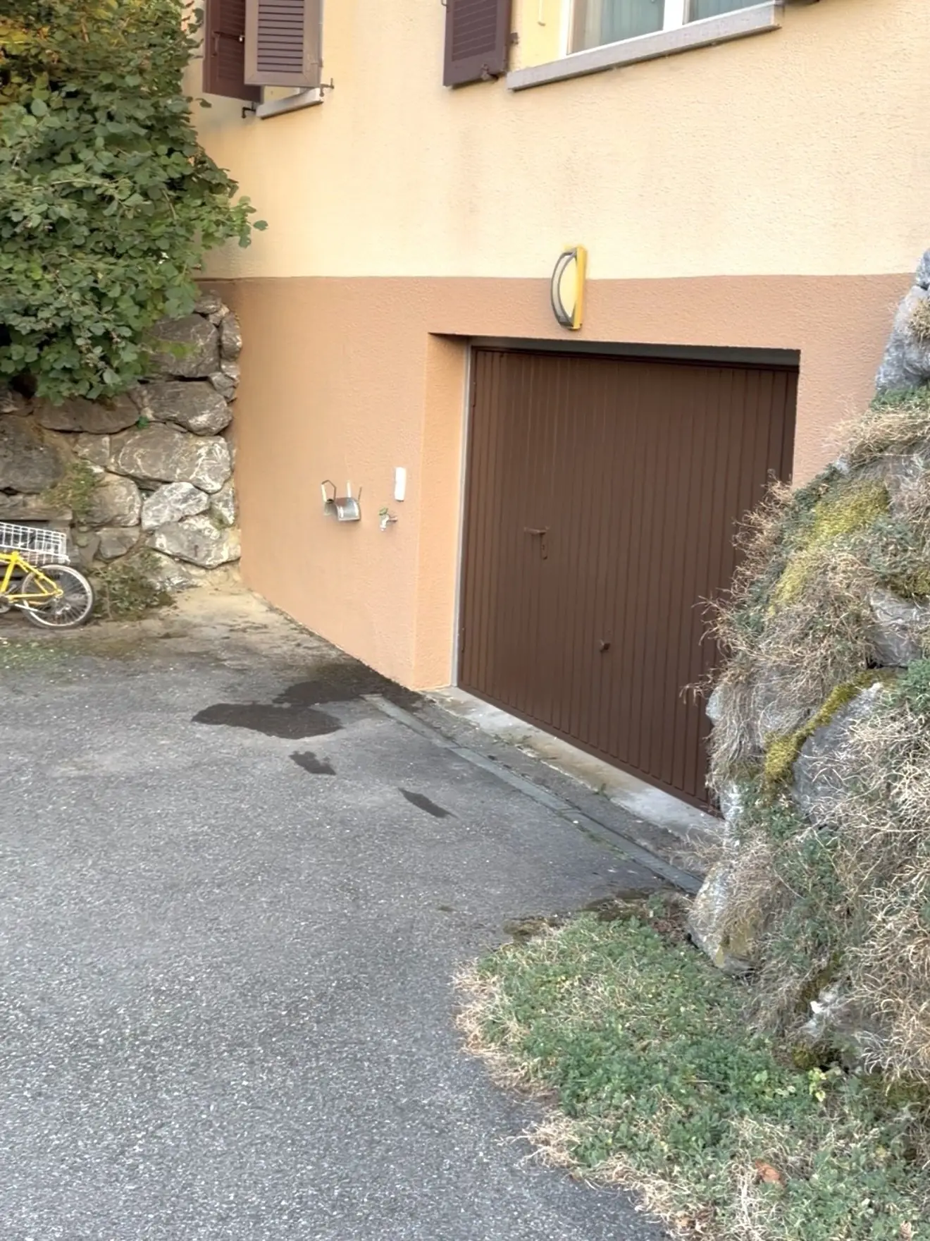 Porte de garage et volets du haut remis dans le même brun, sur la façade crépie