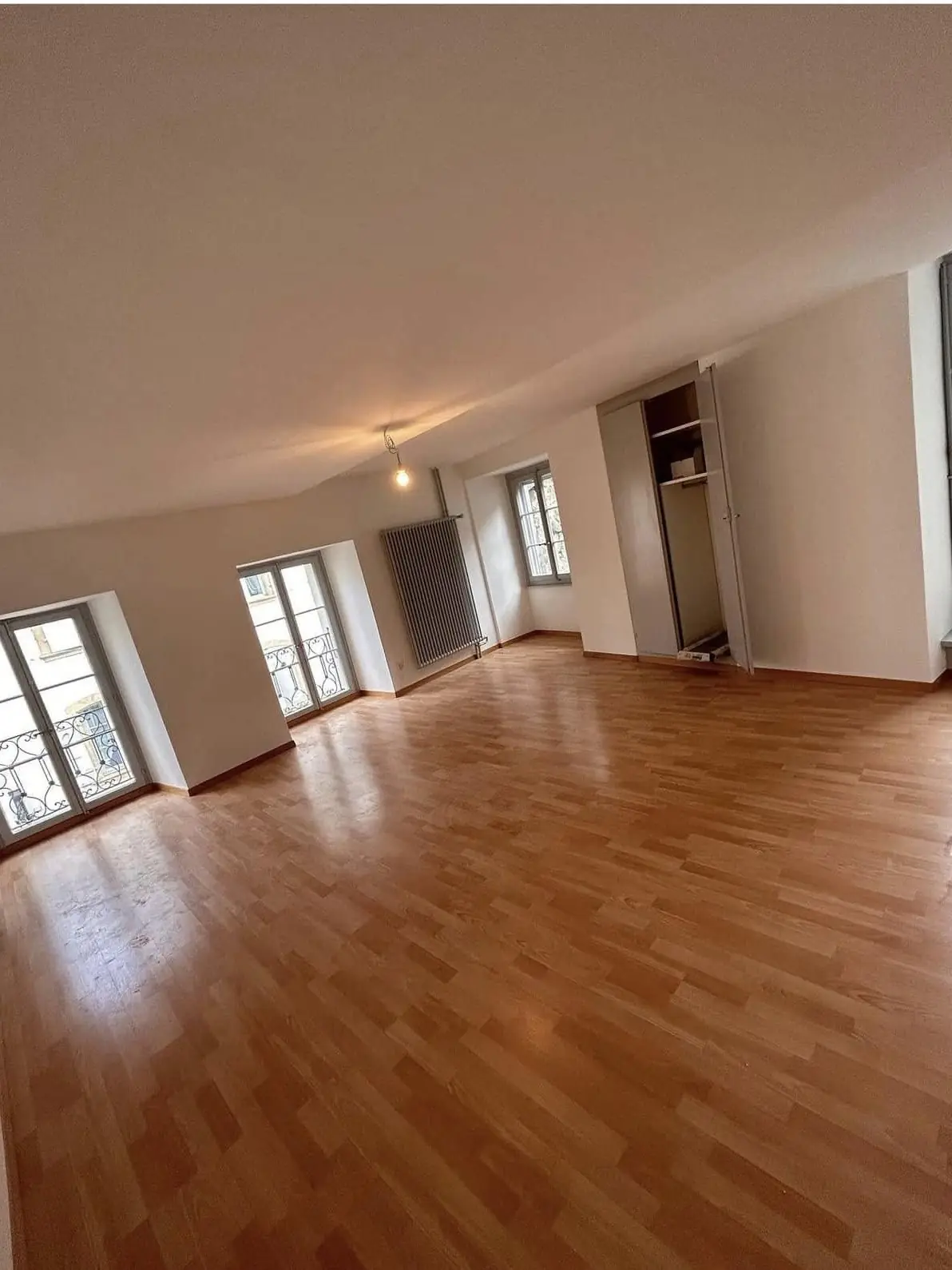 Murs et plafond mansardé du séjour lissés à l'enduit puis peints en deux couches