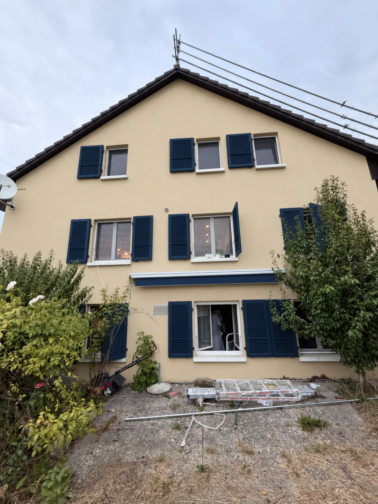 Votre façade en sable et volets bleu nuit