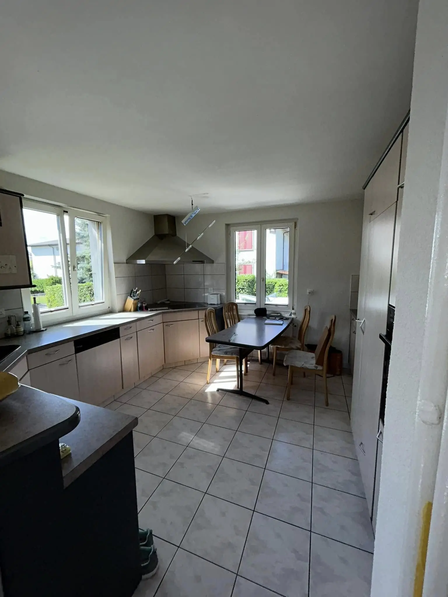 Plafond de la cuisine poncé puis peint en blanc mat, murs repris autour du mobilier conservé